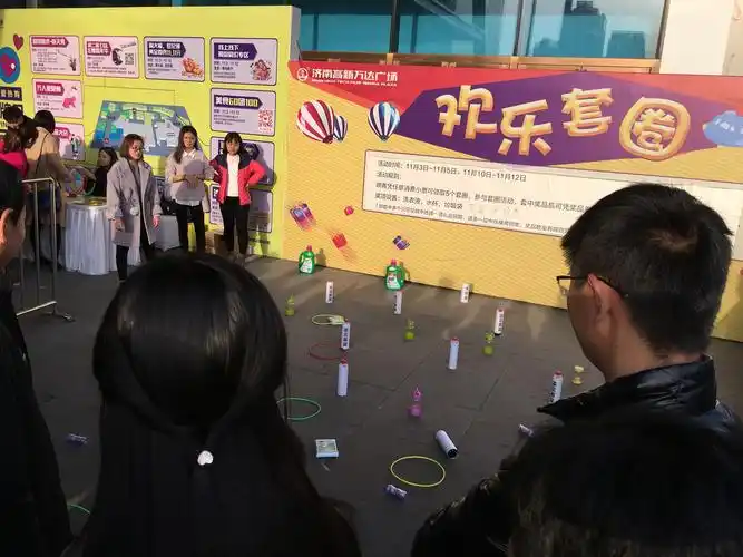 市民排队参与套圈游戏热情堪比春运 揭开屡屡不中的秘密