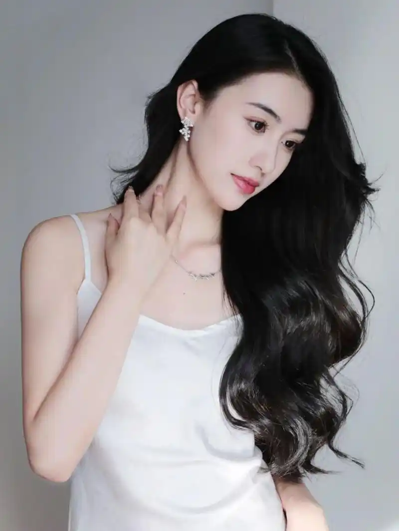 拥有一头柔顺飘逸的头发真的是重中之重了9999 基本没有留过短发