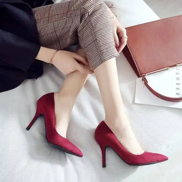 要求几个长相相同的女性在街上分别穿平底鞋,两英寸和四英寸的鞋子,并