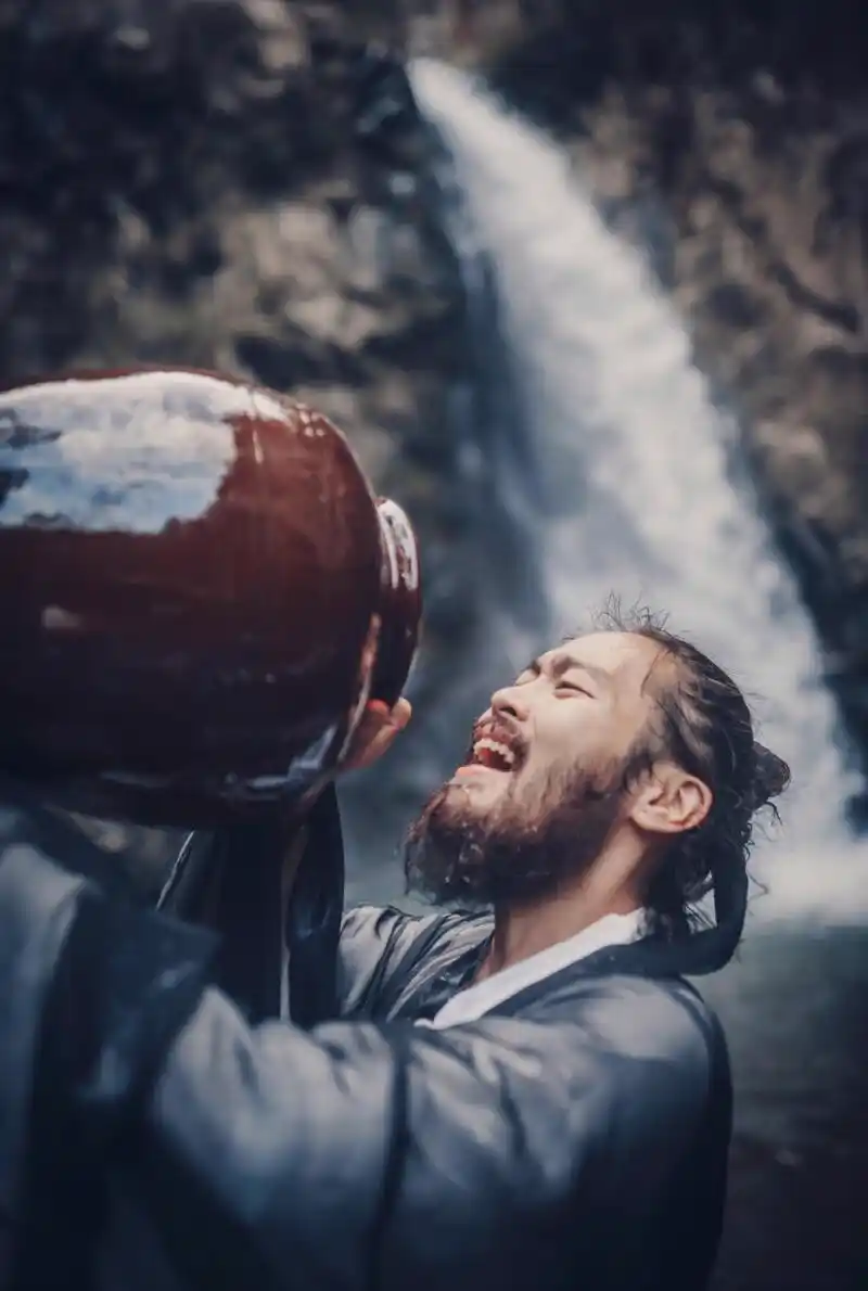 经典摄影作品:瀑布,饮酒,豪气侠客情