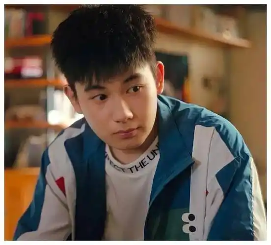 童星并驾齐驱吴磊与胡先煦的职业之路有何不同一探究竟