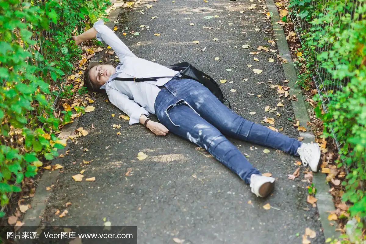 有个年轻女子大白天晕倒在街上