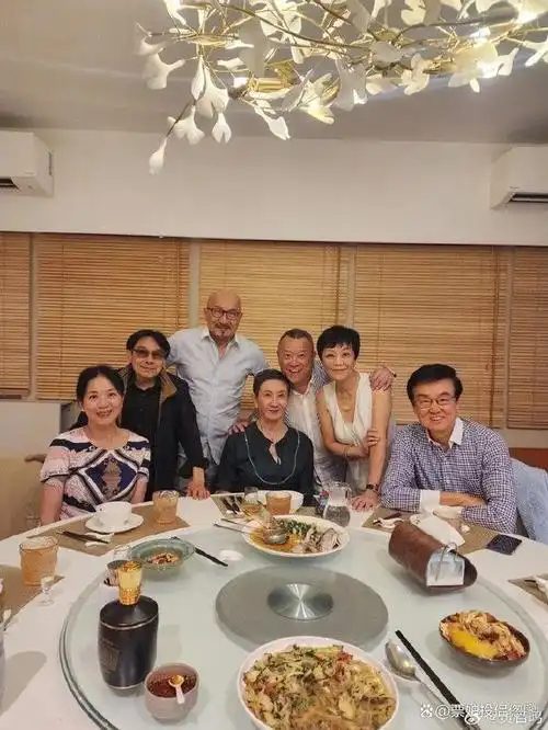 儿子大婚请动半个娱乐圈母亲却与丈夫分居已久这是什么神操作