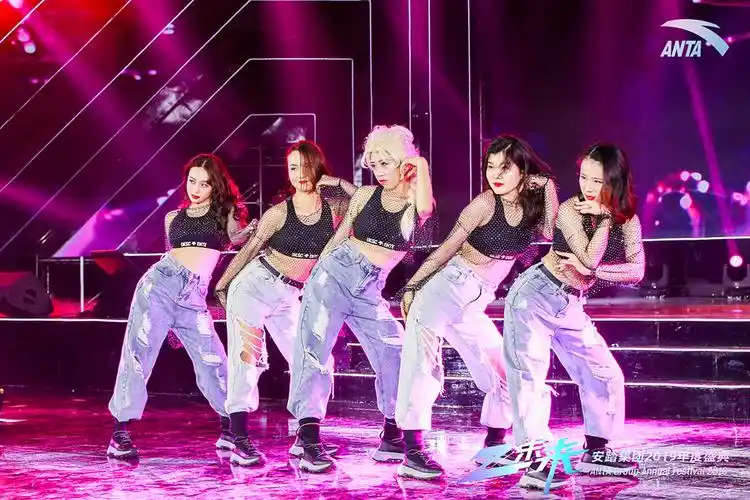 女子爵士舞炸裂舞台演艺▲唯美风歌舞表演▲全体大合唱结尾三,奖项