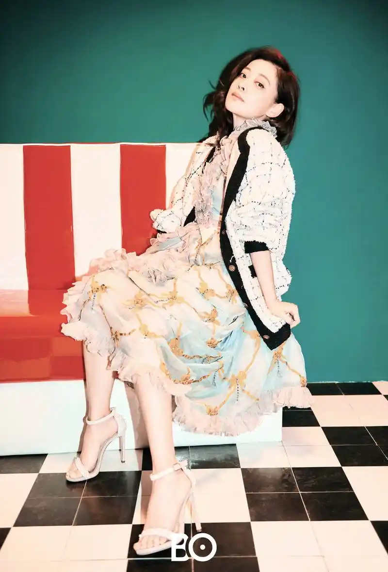 44岁梅婷多套造型拍大片,撞衫晓彤热巴,撞上59岁惠英红也不输