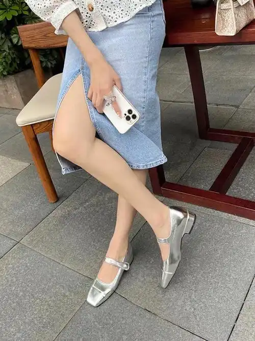 超级百搭的银色平底鞋