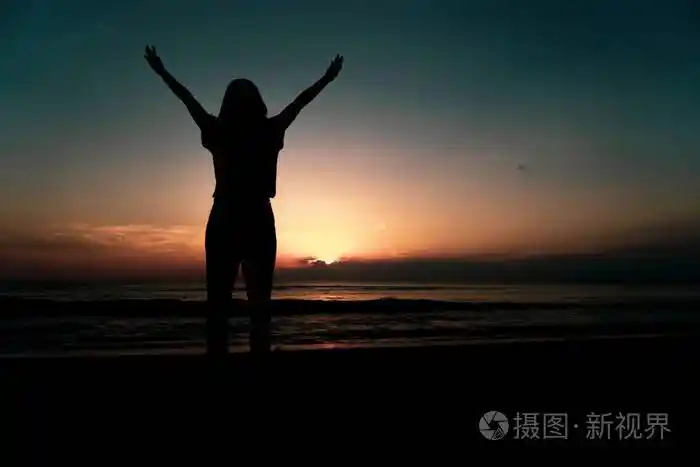 女人举起手来向蓝天自由的概念