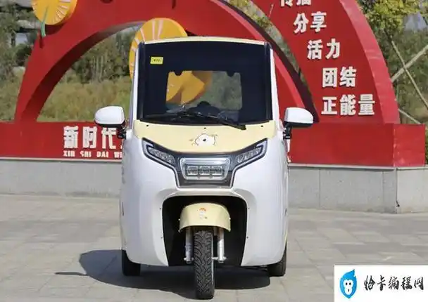 爱玛与格瓴汽车合资打造的电动三轮车,外观很漂亮,采用了动车子弹头的