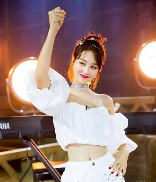 蓝盈莹太惨了,6场公演才14万票,从初舞台第一到成团夜倒数第一_姐姐