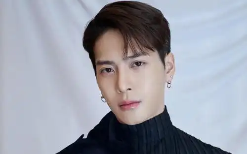 时尚潮流男孩王嘉尔帅气黑色西装迷人写真