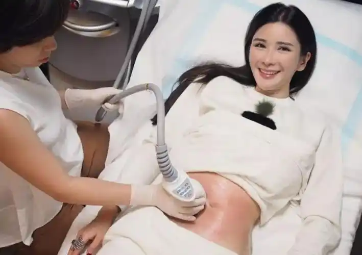 靠离婚她躺着月入200万,43岁如20岁少女,果然选择大于努力!