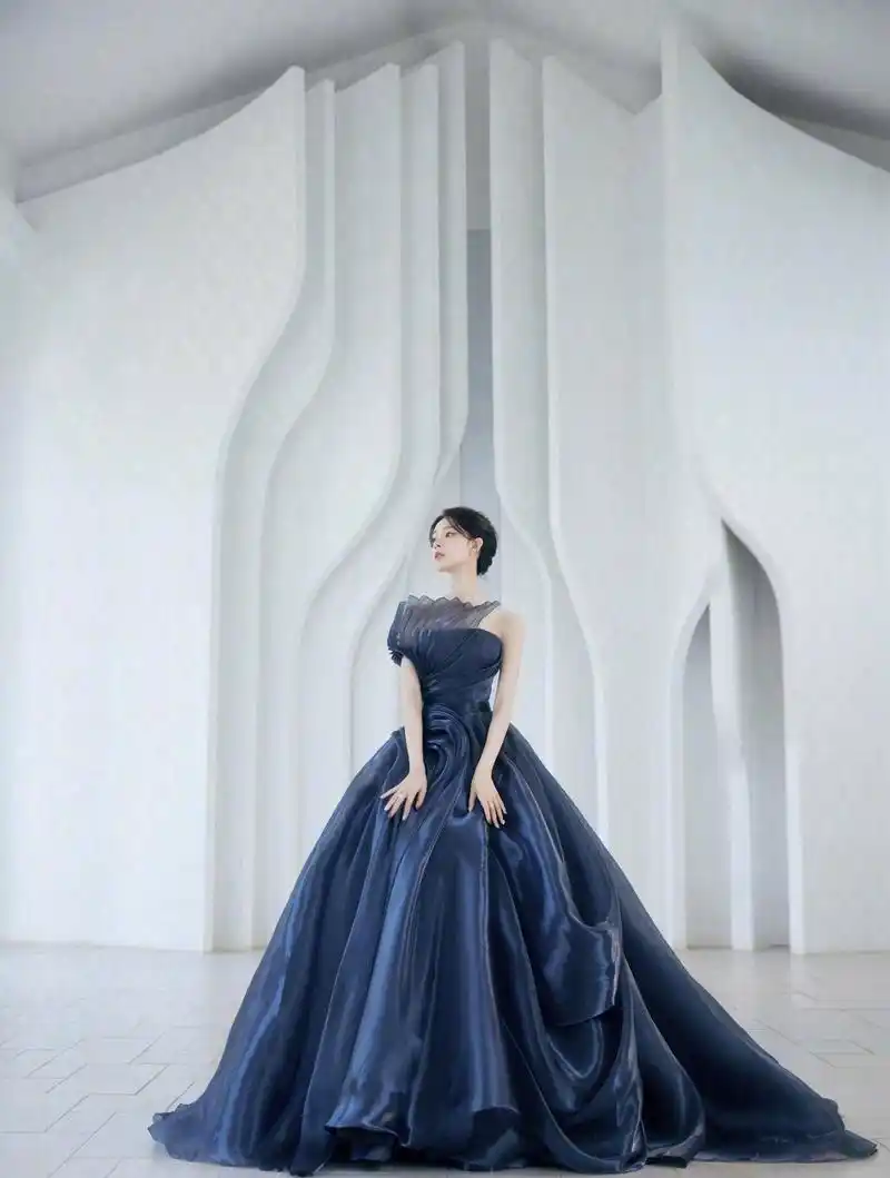 陈瑶一字齐肩深蓝礼服优雅大方写真