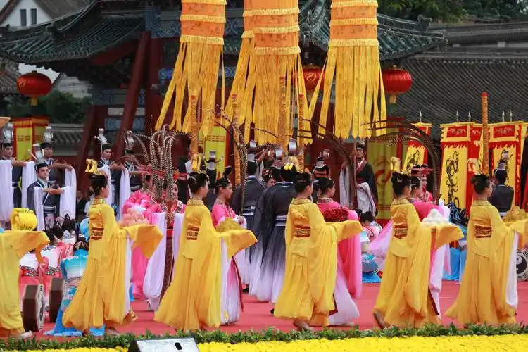 在庄严,肃穆的祭祀现场,鼓声威武,钟磬悠扬,击响的34通鼓声象征着