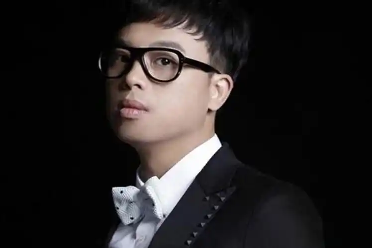 金润吉拥有充满磁性高亢的嗓音