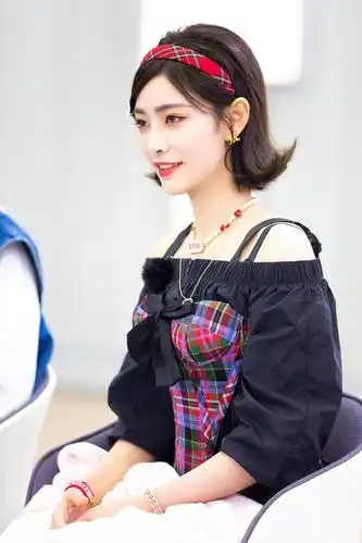 组图:许佳琪耳后反翘短发俏皮可爱 服饰红格元素演绎复古风