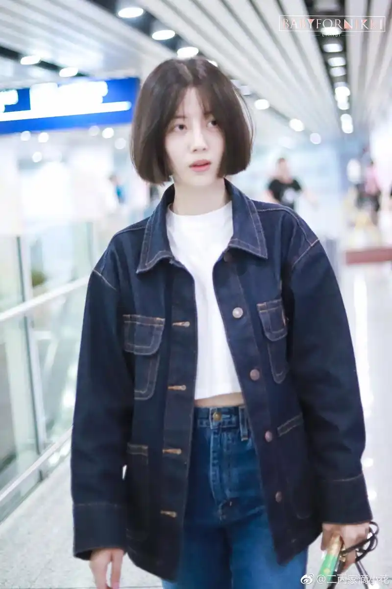 昨天李溪芮现身机场,身穿露脐装全身牛仔装扮装扮尽显青春活力(图片