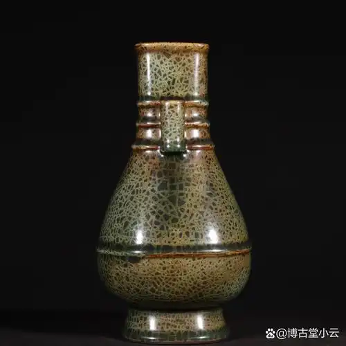 旧藏宋代龙泉溪口窑贯耳瓶    尺寸高23.2cm.宽14.5cm