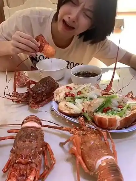 海鲜吃播  林华凌壮士  哈哈哈哈哈 逗比小姐姐又来了#吃播#海鲜吃播