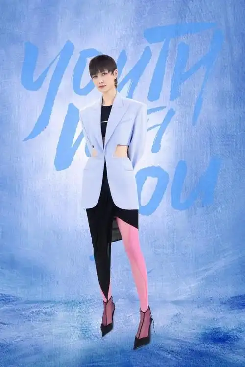 李宇春穿西装真高调腰间挖了两个洞不够还配了条粉色丝袜