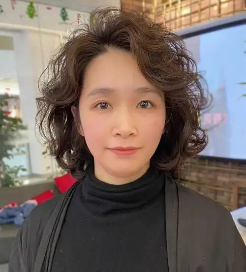 五六十岁的女人别乱烫发,这几种卷发好看又接地气,减龄又显气质