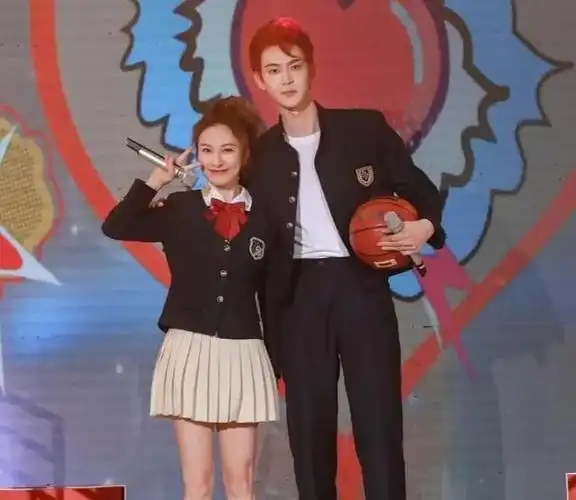 快乐大本营,李兰迪赖冠霖成背景板,钟汉良谭松韵营业满分!