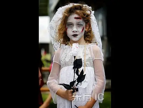 图片说明:2008年  月  日,美国加州,扮演僵尸新娘的 岁小女孩madison