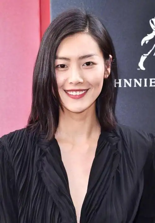 菱形脸的最佳穿衣风格是什么?为何刘诗诗显得高级,刘雯显得大气