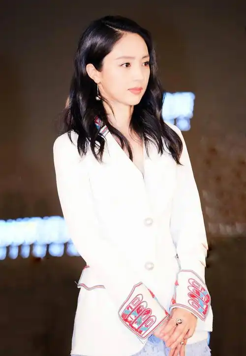 董璇出席活动一袭白色西装搭配裙子长发披肩温柔优雅