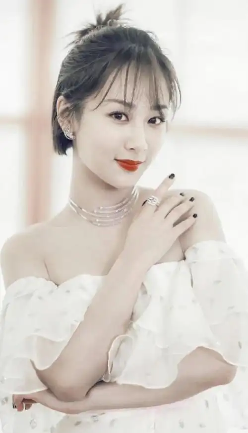 杨紫气质好,穿搭合适露出锁骨显骨感,很有少女感!