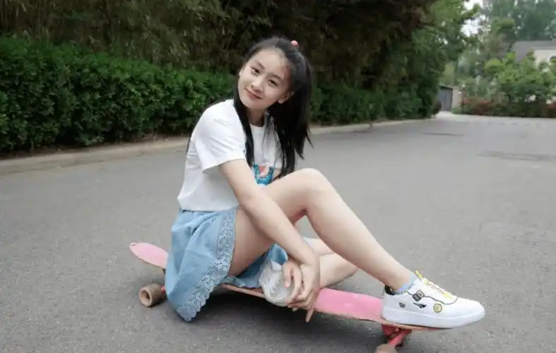 13岁女儿发育过猛打扮成熟晒美照妈妈担忧是否太早熟