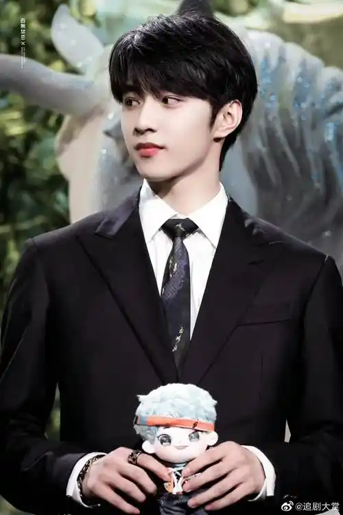 刘耀文全黑造型好酷下颚线比我的人生规划还要清晰