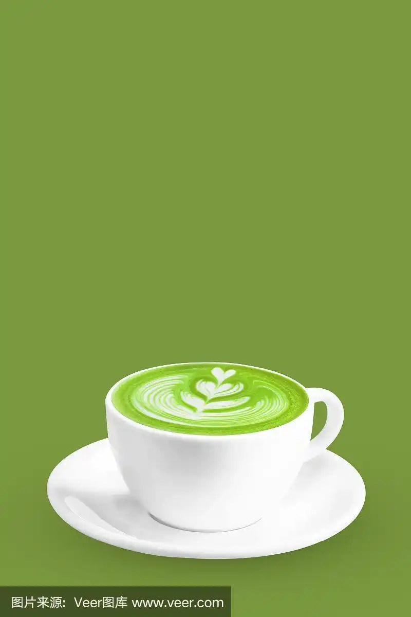 抹茶绿色拿铁杯孤立在绿色背景与剪切路径.垂直的图像