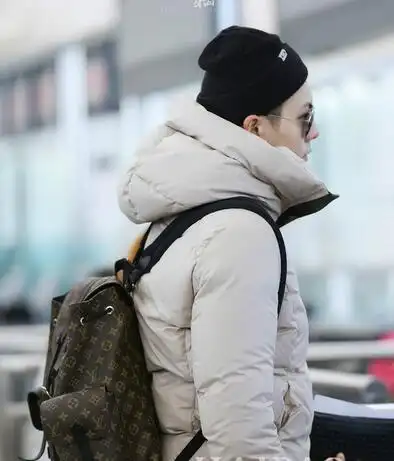 吴亦凡帅气背包照