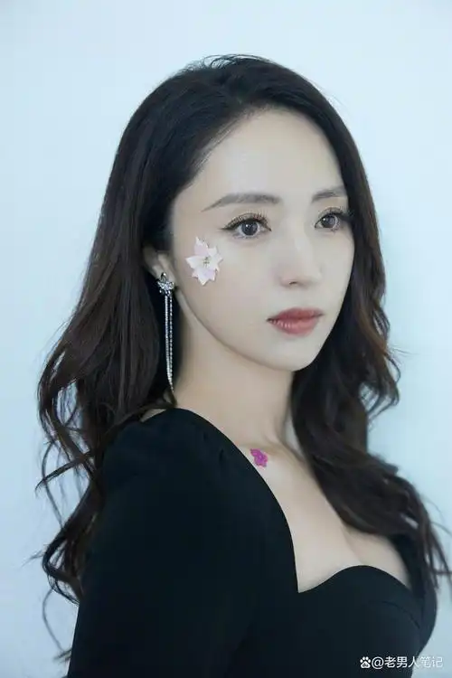 董璇优雅亮相一袭黑色抹胸裙明艳优雅大气迷人