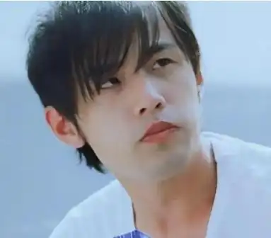 周杰伦当时在台湾的一家餐厅里兢兢业业地端着盘子.未能被录取进大学.