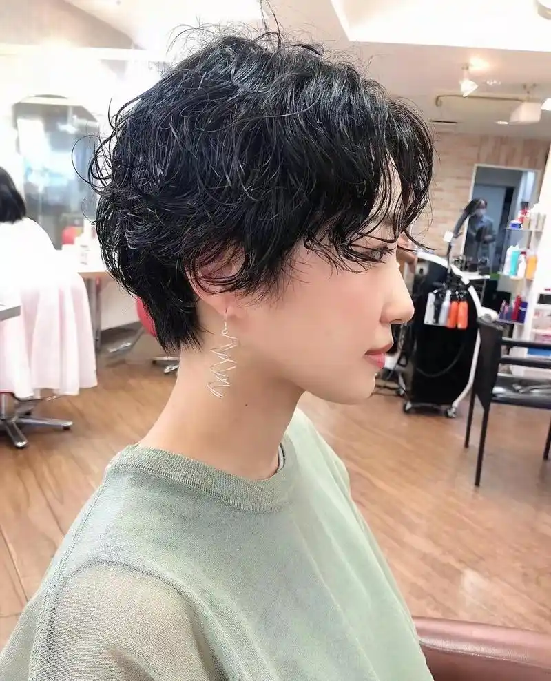 纹理烫是一种非常自然的大弯发型,没有太多的卷度,也没有小卷那种蓬松