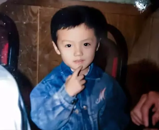 组图:王菲童年照ai修复成功 五官清秀眉宇间有英气