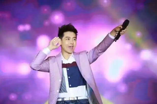 林志颖车祸后首秀惊艳面部重建后状态极佳回忆车祸落泪