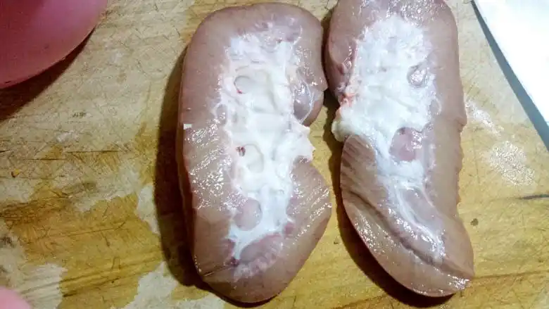 溜腰花-【不腥气,健康少油】做法,猪腰子,对半切,把这个白色的筋膜