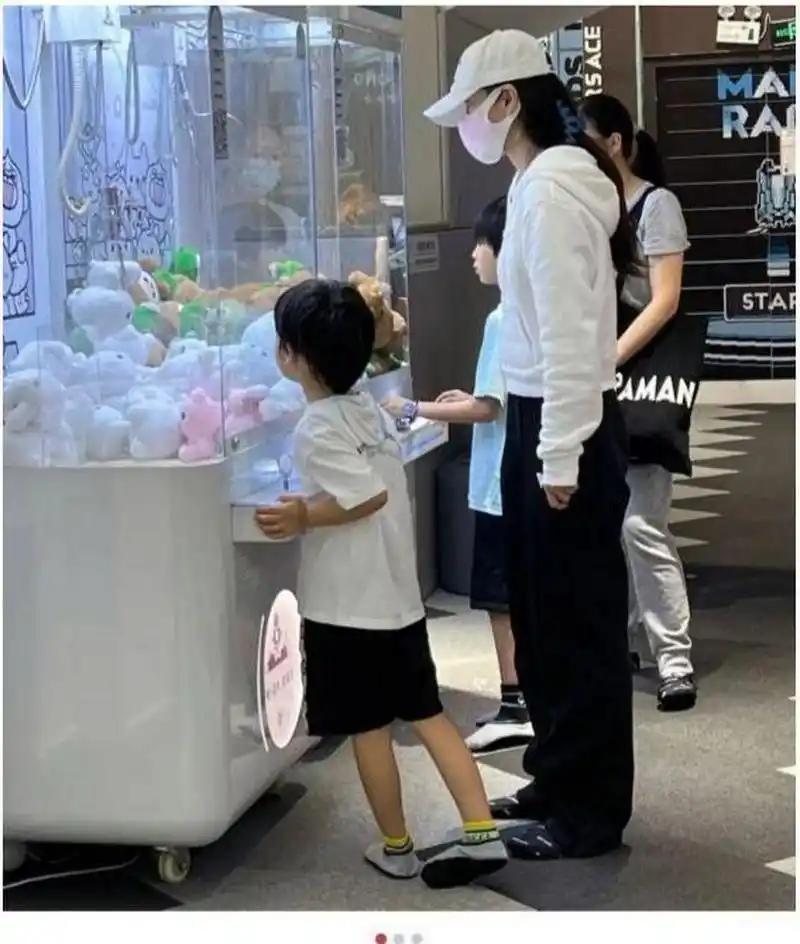 杨颖儿子来剧组探班 小海绵也长成帅气的大男孩了.