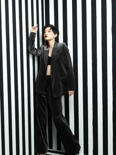 李斯丹妮时尚组图曝光 简约西装展迷人腹肌