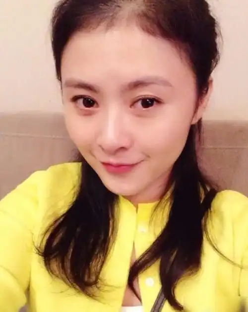 沈腾的妻子,是小师妹王琦,长相甜美,性情直爽,是个四川美女哦|马丽