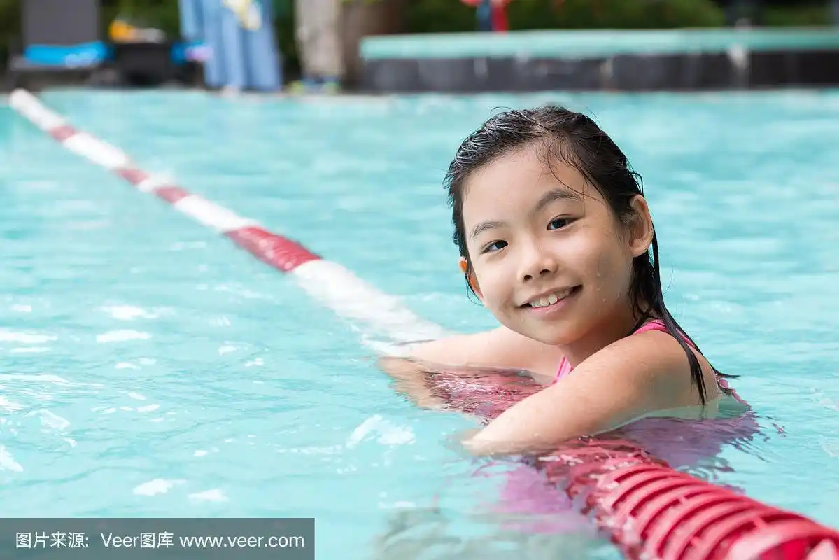 游泳池里的亚洲小孩