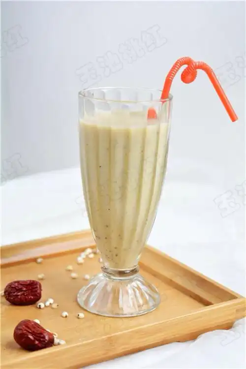 红枣去核剪成一块儿.把黄豆,薏米和红枣块儿放豆浆机里面.加适量清水.