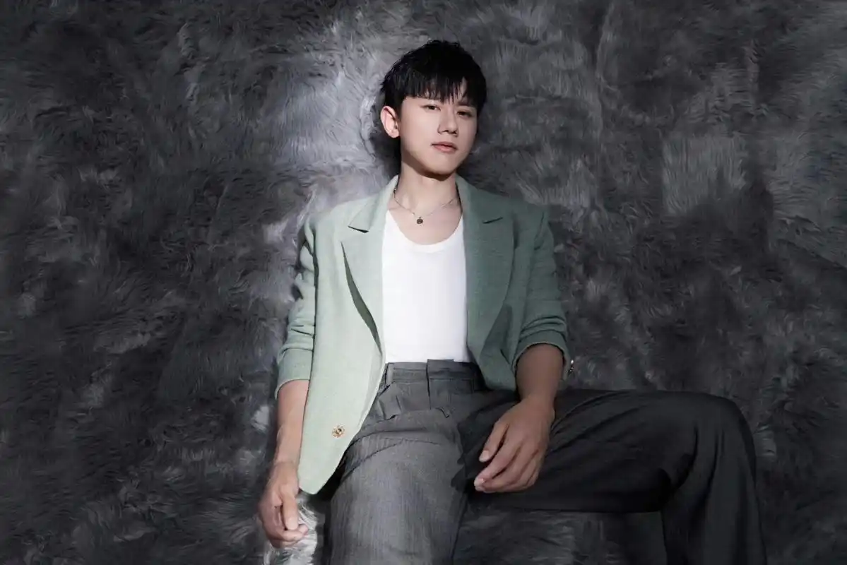 张杰绿西装清爽干净,帅气十足