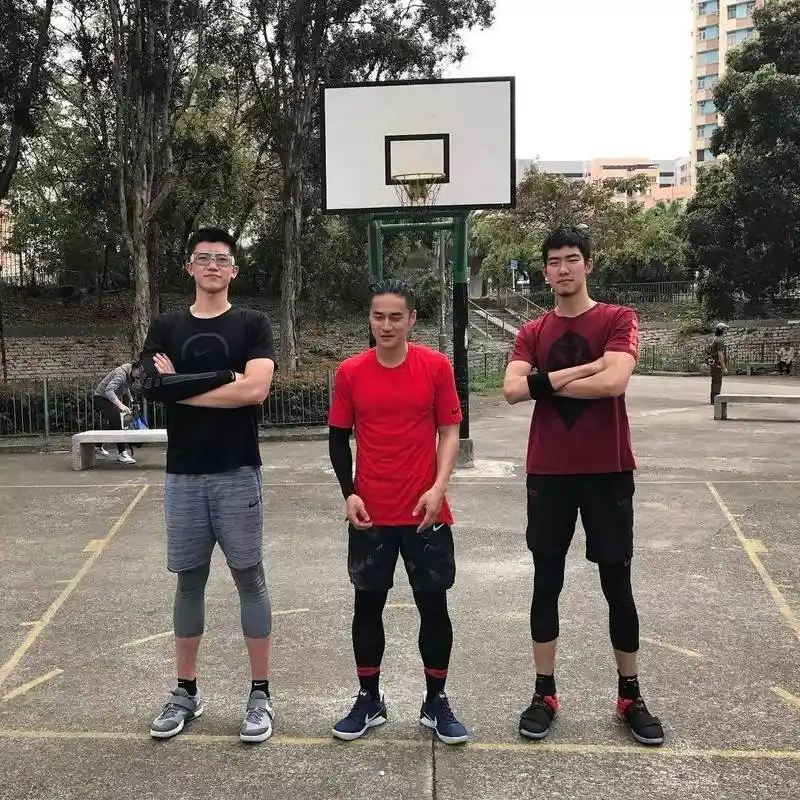 甚至还不如你和你的海拔差不多蒋劲夫的身高只有1米82这绝对是职业