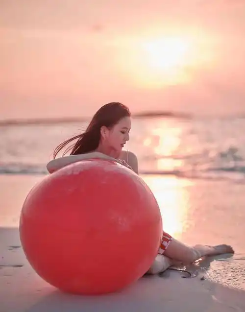 佟丽娅晒海边新春美照,穿一条红色印花吊带裙,气质又减龄!