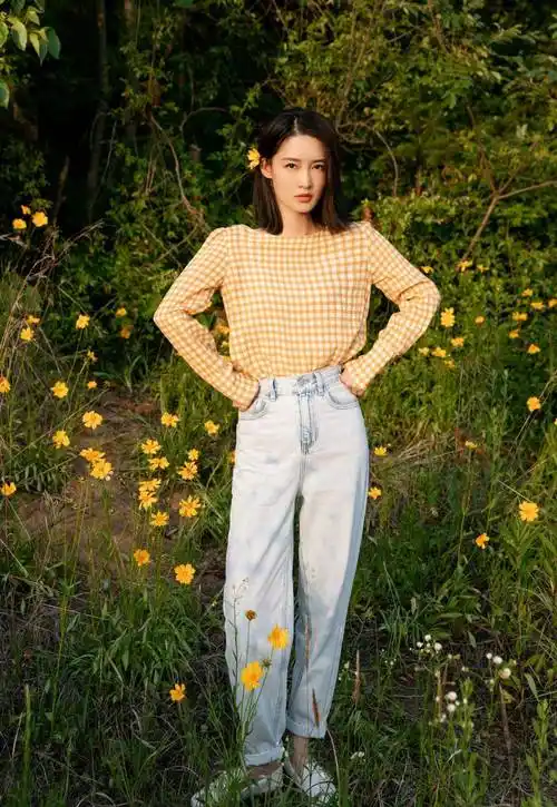 李沁的夏日穿搭很惊艳,杏色泡泡袖上衣配蓝色牛仔裤,清新又时髦_服装