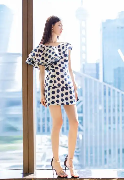 陈都灵 珍珠带高跟凉鞋 美jio大长腿