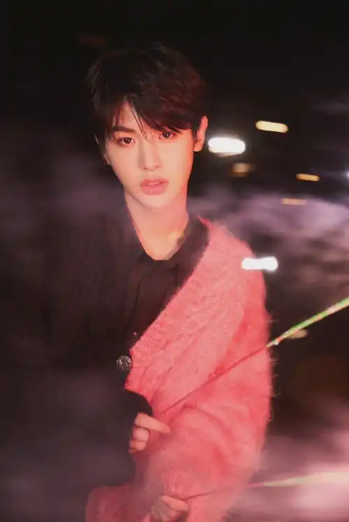 黄明昊夜幕烟花氛围感大片